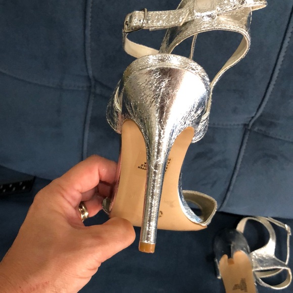 A.n.a Women’s size 9 stiletto heels silver crinkle - Picture 7 of 8